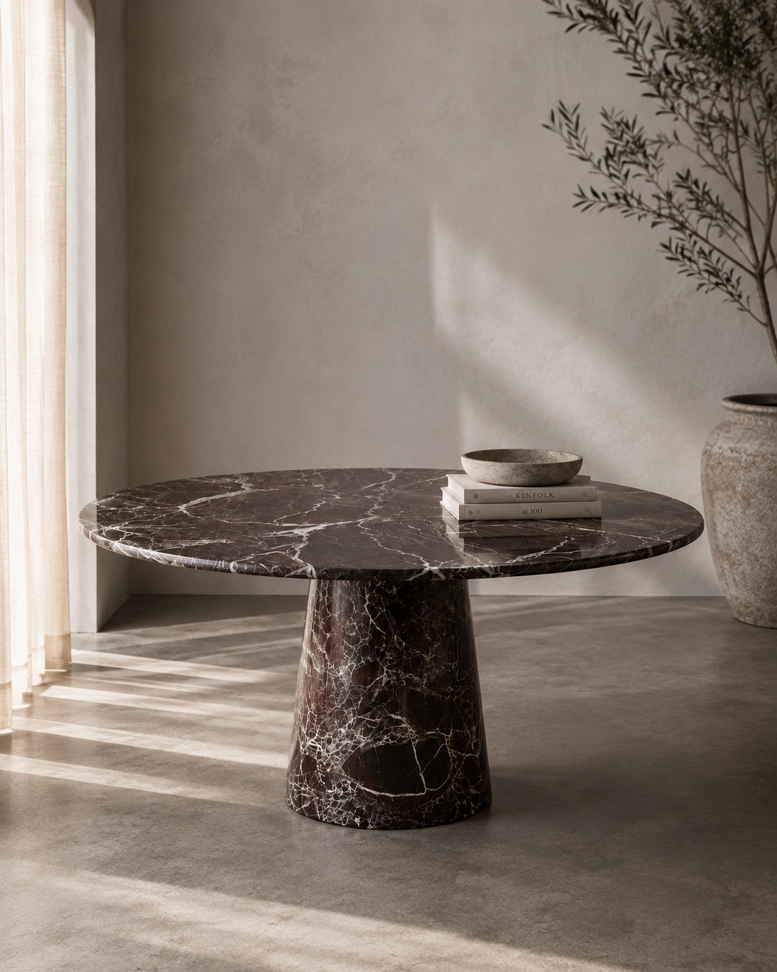Levanto ronde marmeren eettafel in een luxe interieur